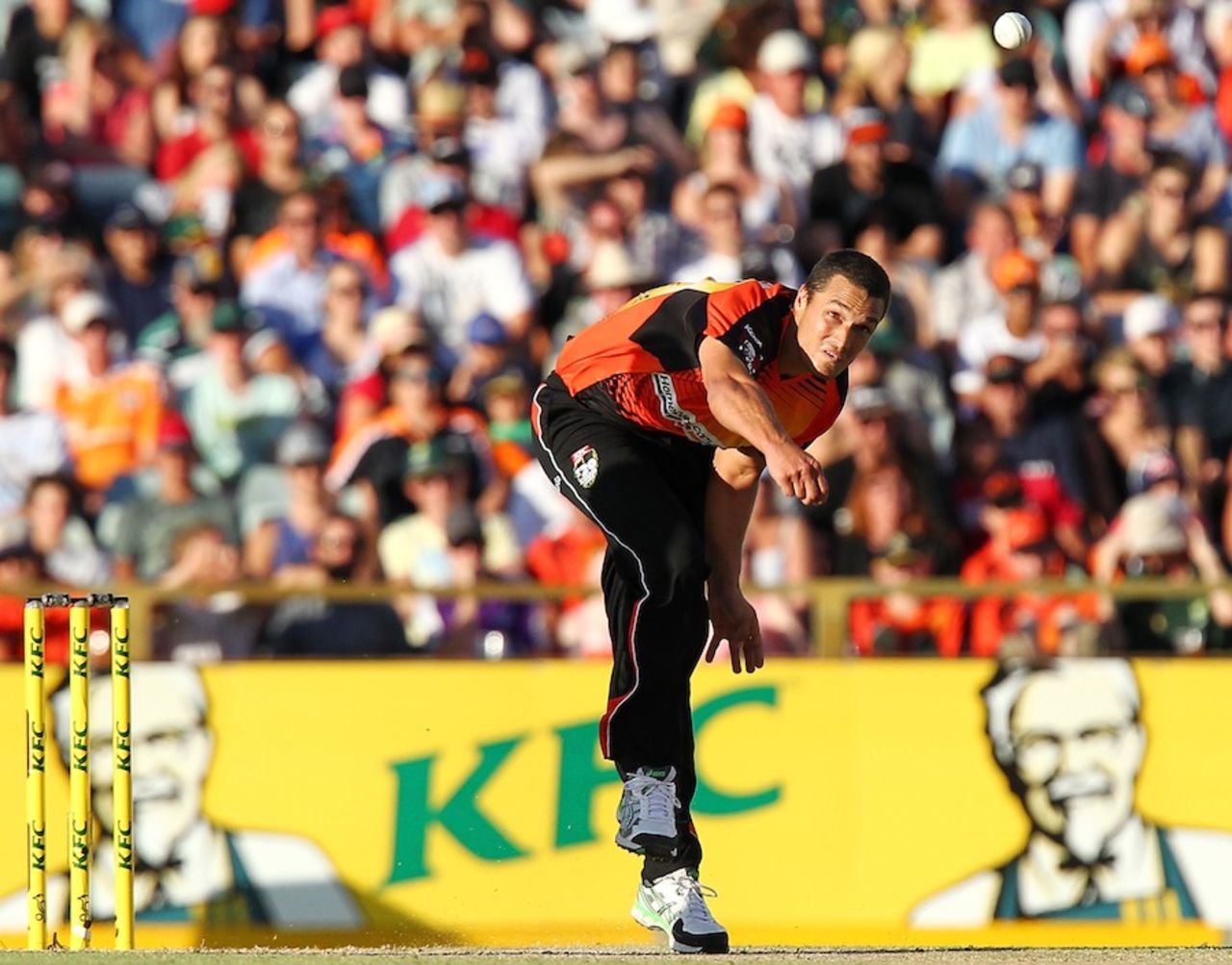 Nathan-Coulter Nile in action, Big Bash League, Perth Scorchers v Hobart Hurricanes, Perth, January 7, 2014