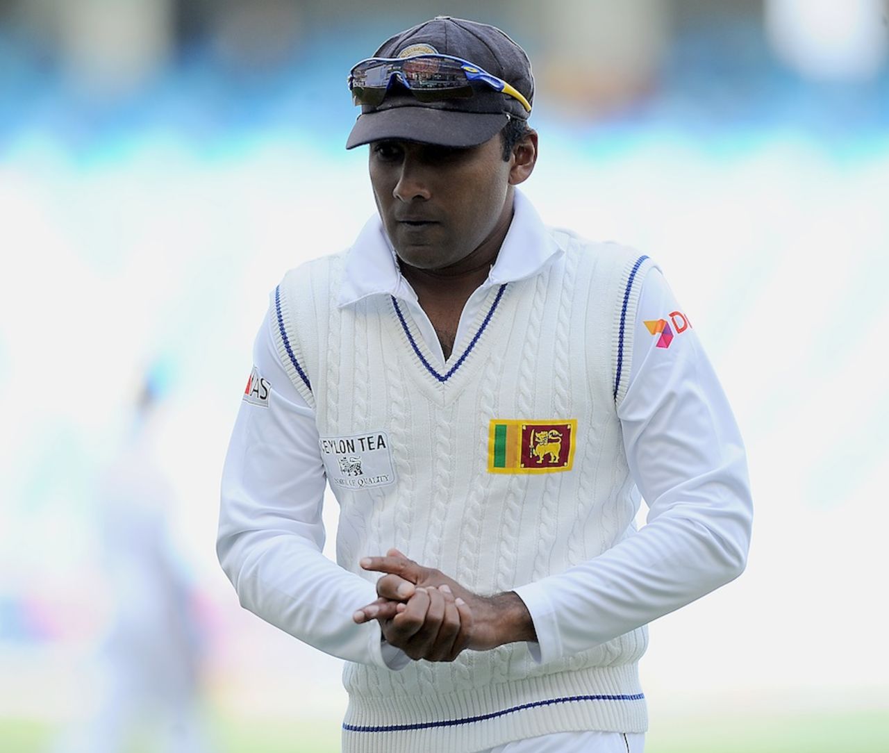 Mahela Jayawardene goes off the field after splitting his webbing while attempting a catch, Pakistan v Sri Lanka, 2nd Test, Dubai, 1st day, January 8, 2014