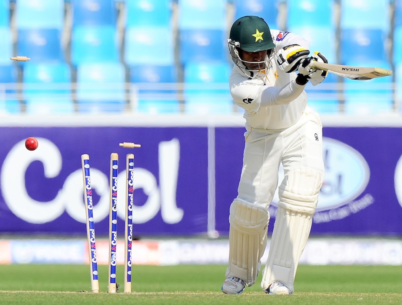 Mohammad Hafeez was bowled between bat and pad, Pakistan v Sri Lanka, 2nd Test, Dubai, 1st day, January 8, 2014