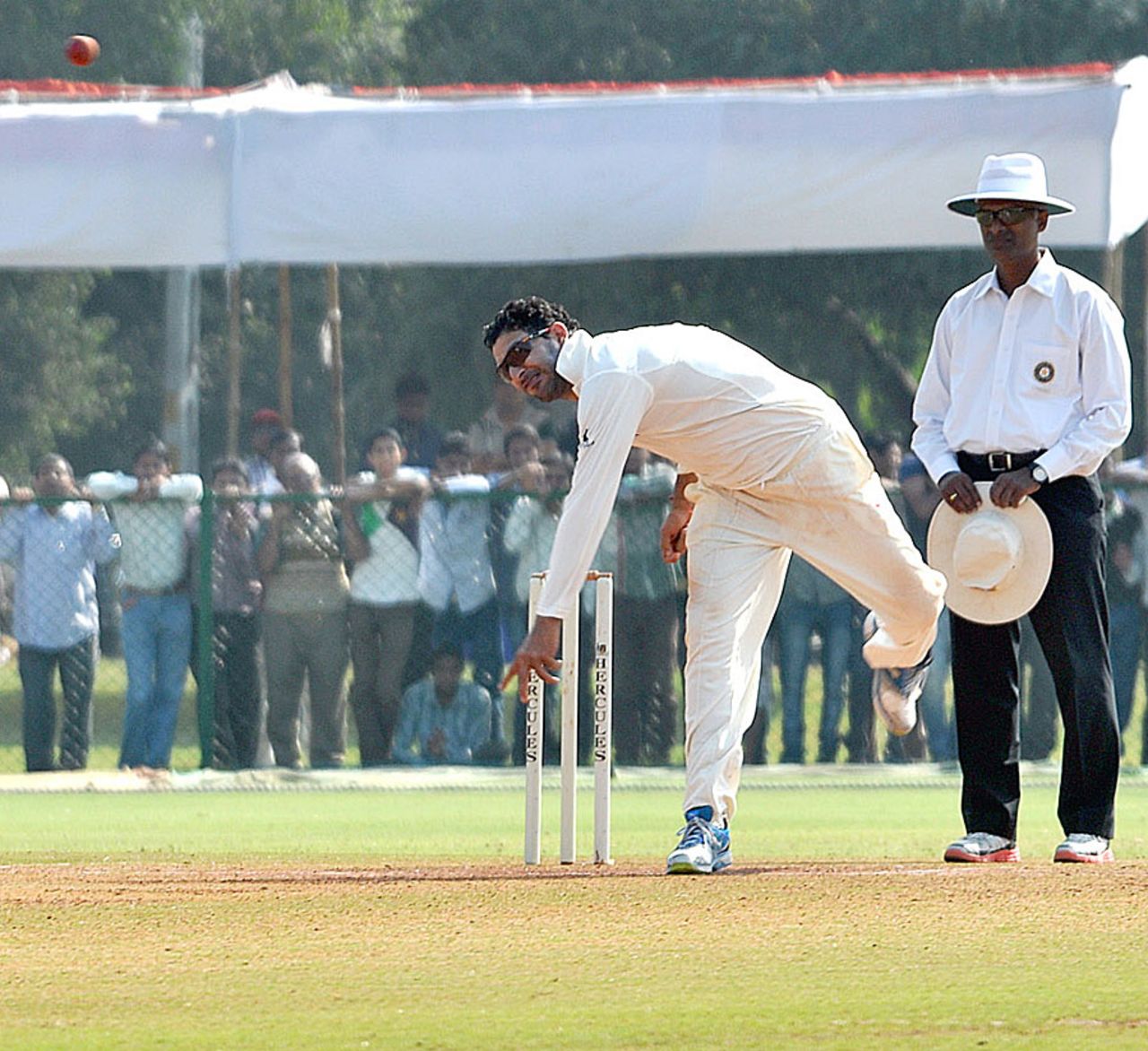 Yuvraj Singh bowls for Punjab, Punjab v Jammu & Kashmir, Ranji Trophy, 4th quarter-final, Vadodara, 2nd day, January 9, 2014