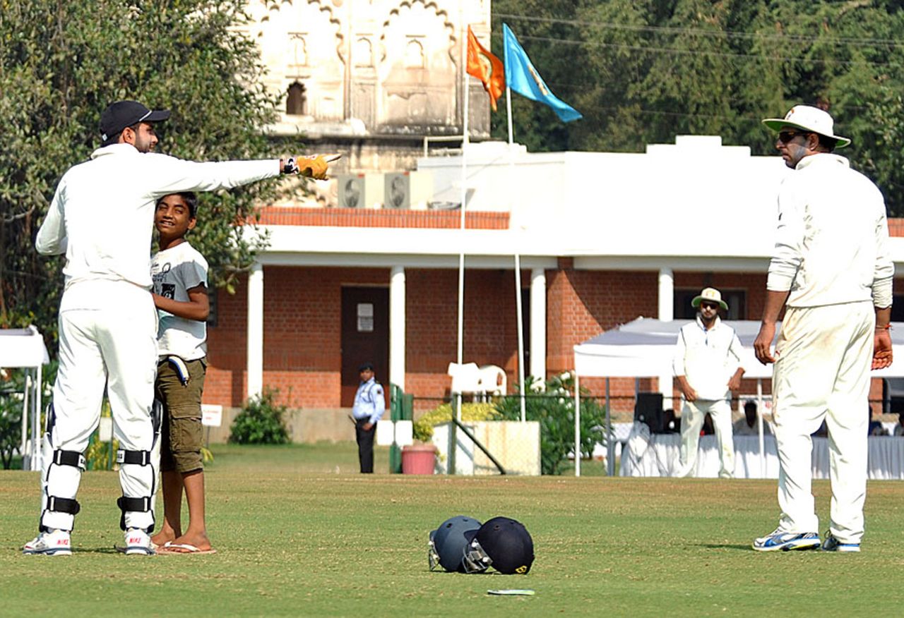 'You've got the wrong guy' - Gitansh Khera points a young fan towards Yuvraj Singh, Punjab v Jammu & Kashmir, Ranji Trophy, 4th quarter-final, Vadodara, 2nd day, January 9, 2014