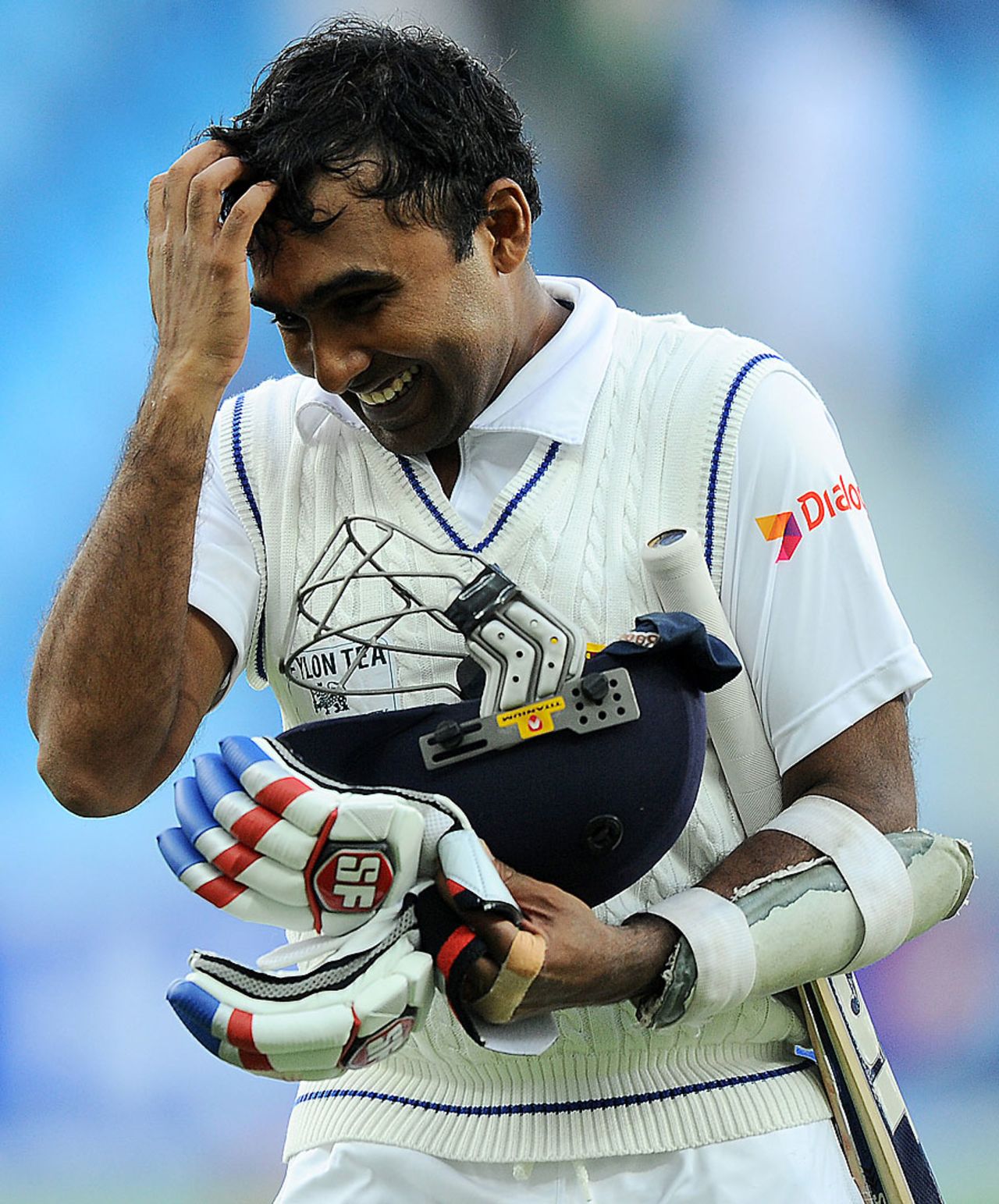 Mahela Jayawardene soaks in a fine day at the office, Pakistan v Sri Lanka, 2nd Test, Dubai, 2nd day, January 9, 2014
