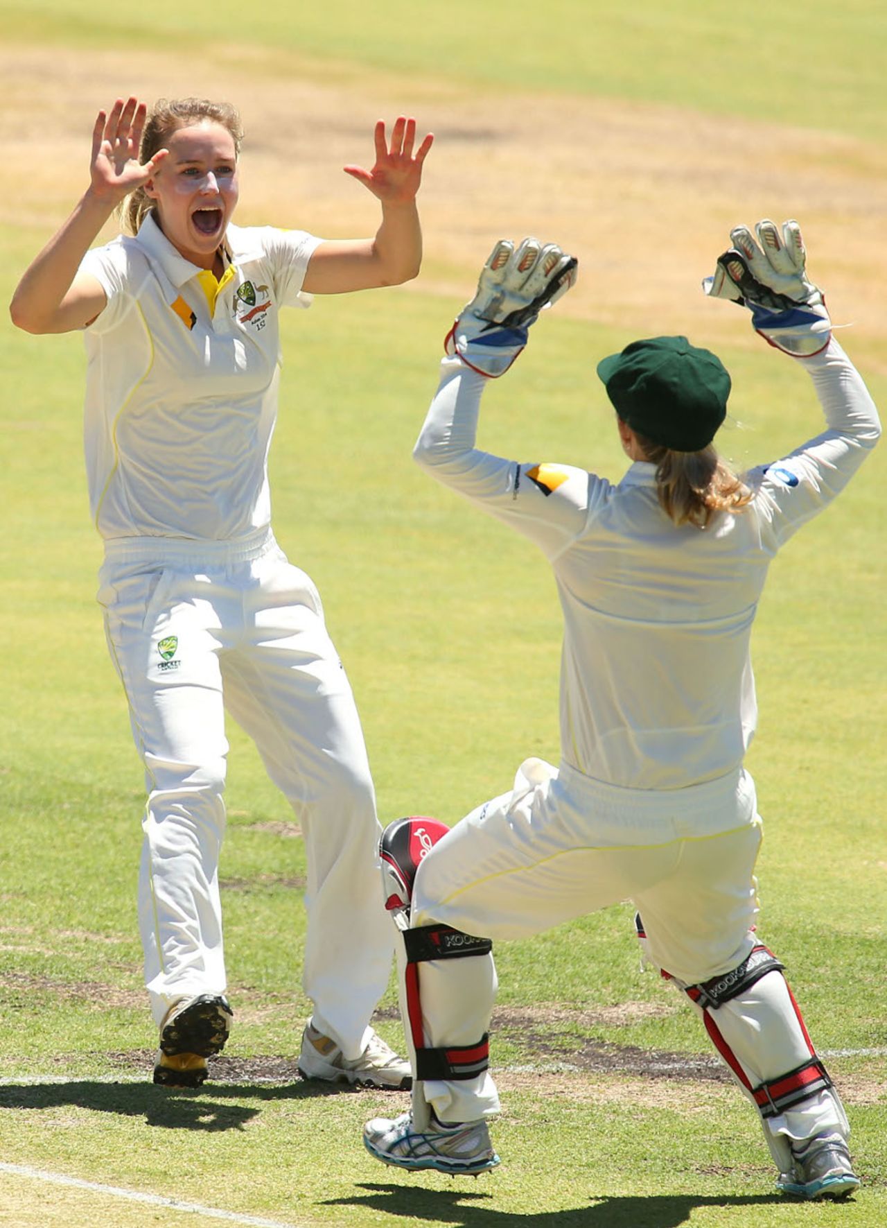 Ellyse Perry removed Sarah Taylor for 1, Australia v England, Only Test, Perth, 1st day, January 10, 2013