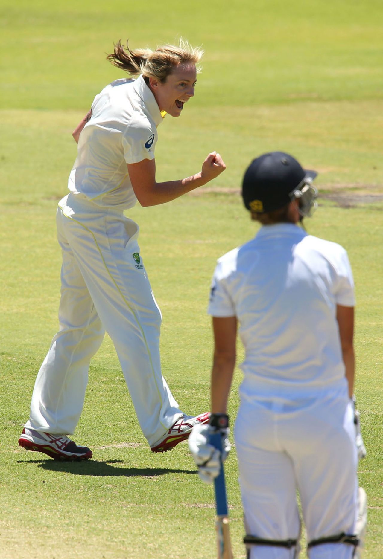 Sarah Coyte trapped Charlotte Edwards lbw, Australia v England, Only Test, Perth, 1st day, January 10, 2013