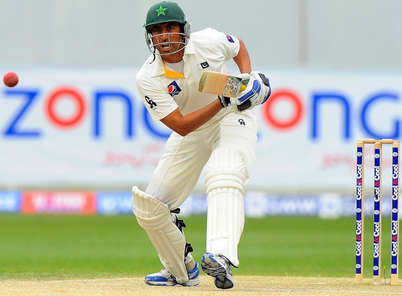 Younis Khan defends, Pakistan v Sri Lanka, 2nd Test, Dubai, 4th day, January 11, 2014