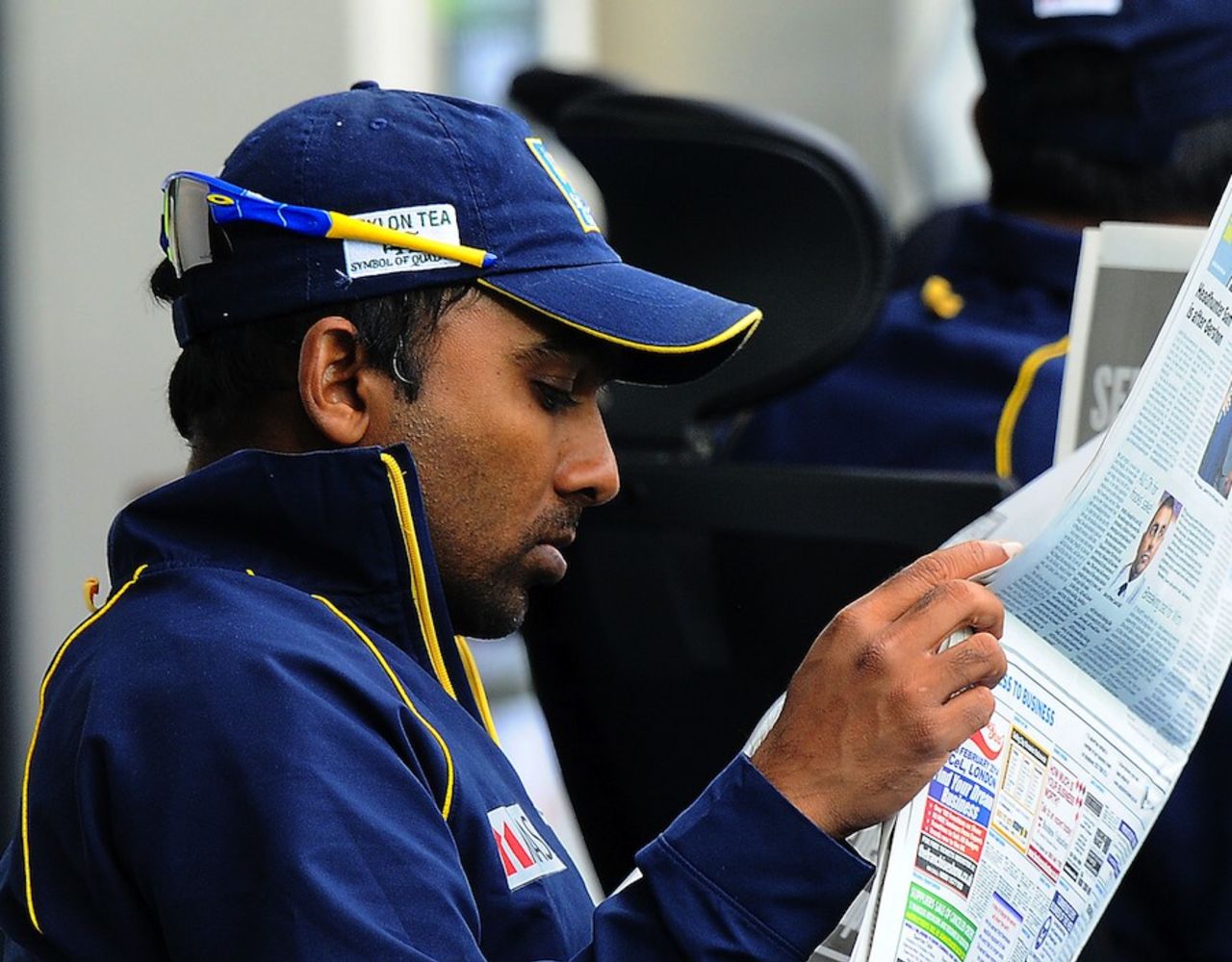 Mahela Jayawardene reads the paper, Pakistan v Sri Lanka, 2nd Test, Dubai, 5th day, January 12, 2014