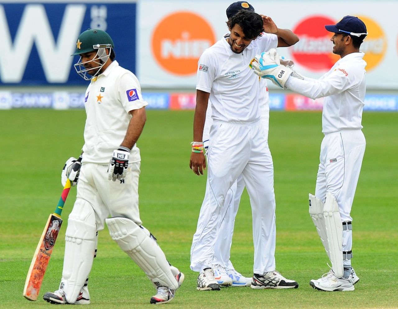 Suranga Lakmal bowled Sarfraz Ahmed with reverse swing, Pakistan v Sri Lanka, 2nd Test, Dubai, 5th day, January 12, 2014