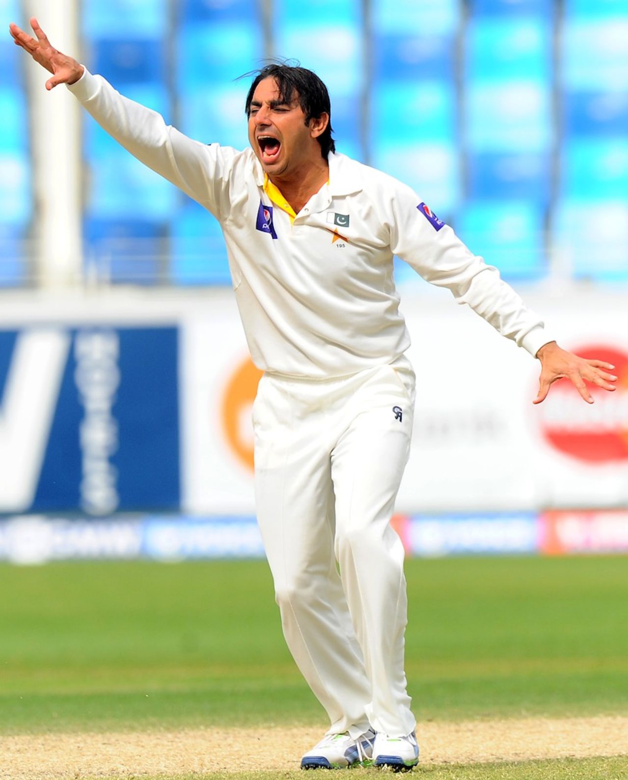 Saeed Ajmal appeals unsuccessfully, Pakistan v Sri Lanka, 2nd Test, Dubai, 5th day, January 12, 2014