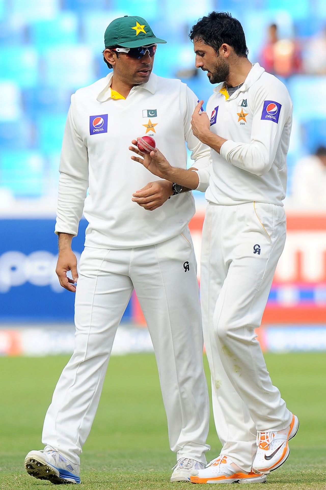 Misbah-ul-Haq has a chat with Junaid Khan, Pakistan v Sri Lanka, 2nd Test, Dubai, 5th day, January 12, 2014