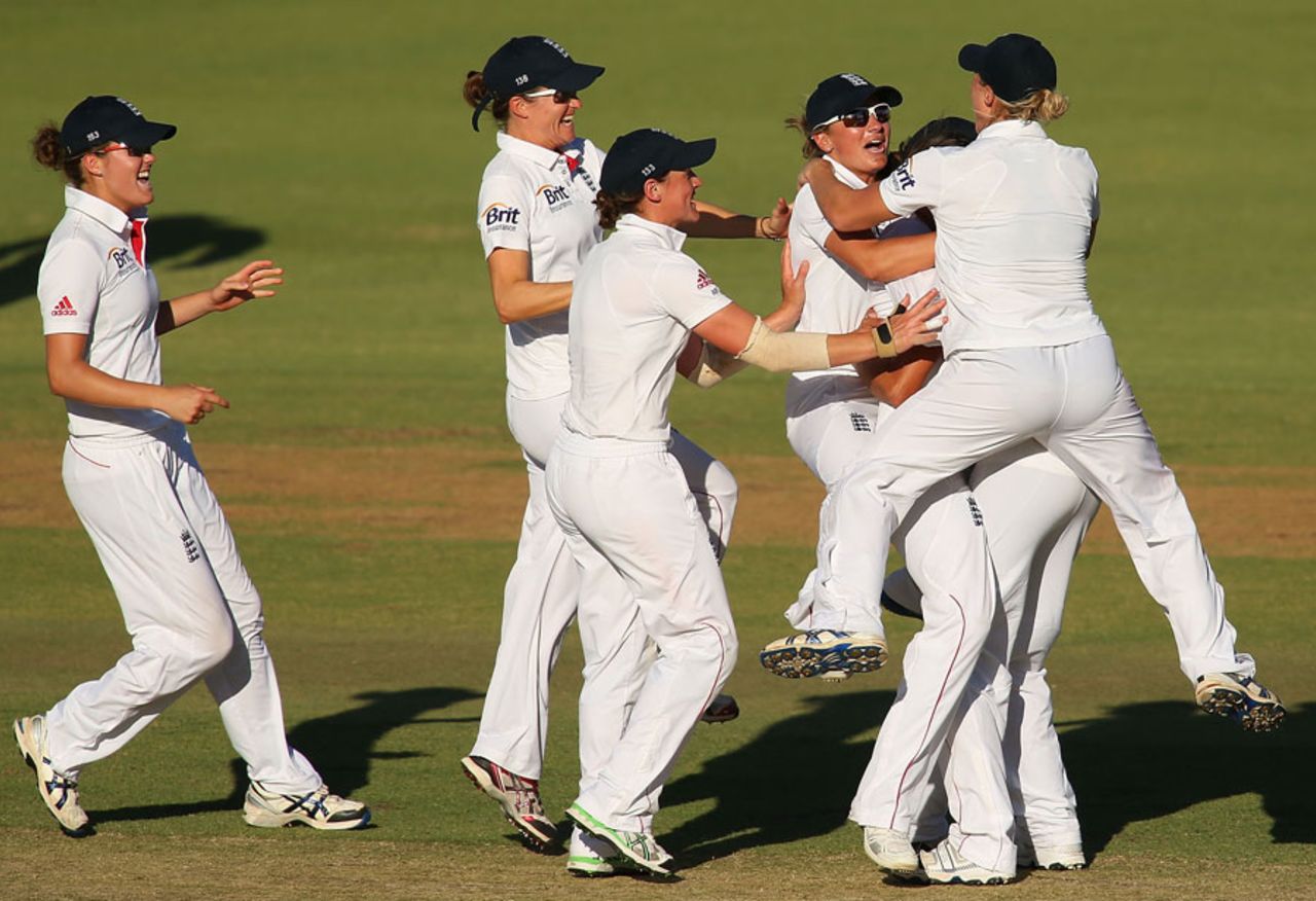 England celebrate Jenny Gunn's late breakthrough, Australia v England, Only women's Test, Perth, 3rd day, January 12, 2014