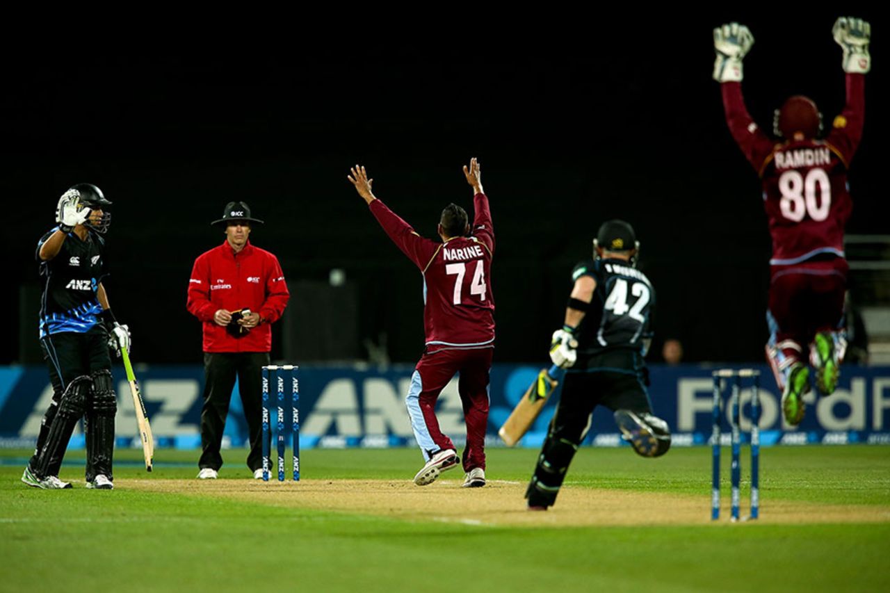 Sunil Narine strikes second ball, trapping Brendon McCullum in front, New Zealand v West Indies, 2nd T20, Wellington, January 15, 2014