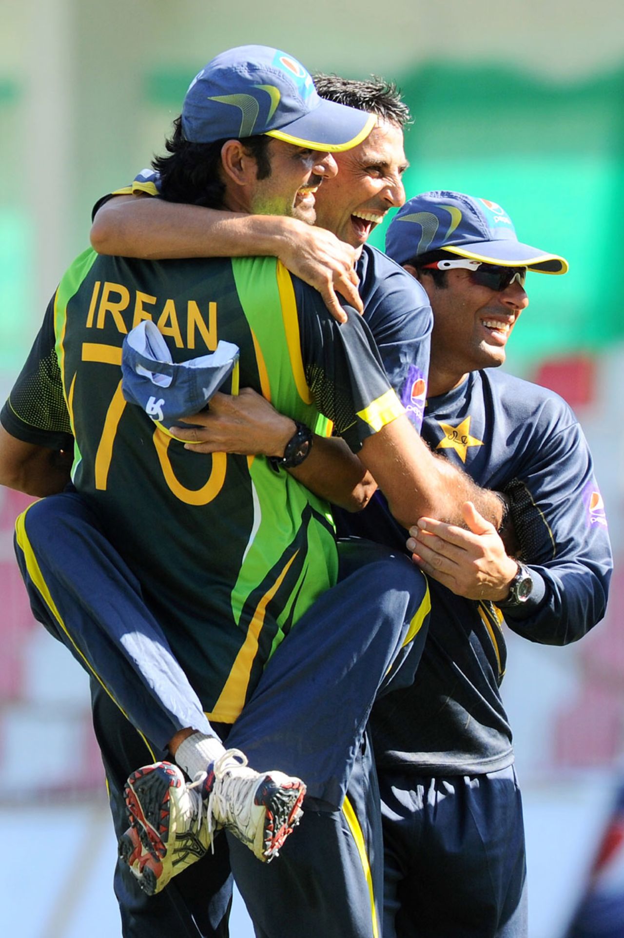 Younis Khan gets a lift from Mohammad Irfan, Sharjah, January 15, 2014