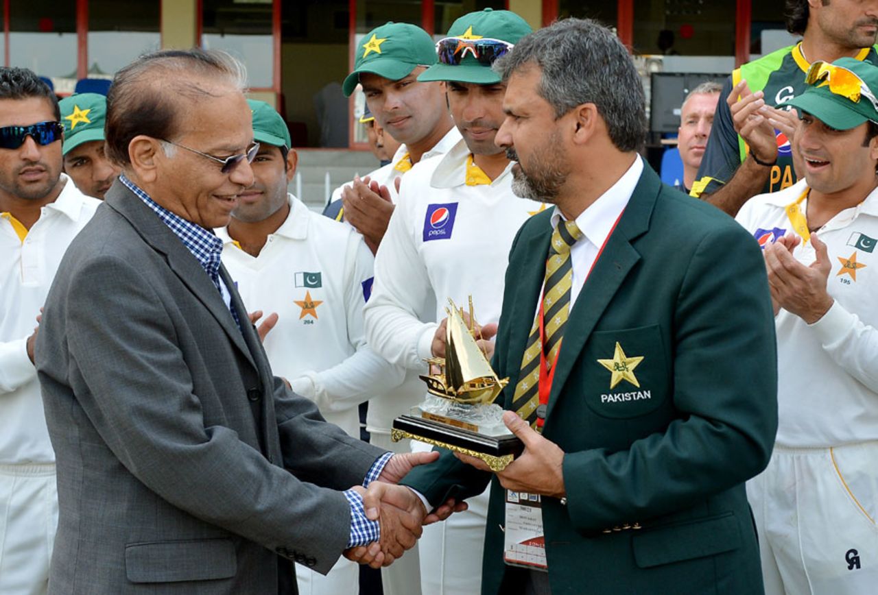 Moin Khan presents Qamar Ahmed with a memento on the latter's 400th Test as a reporter, Pakistan v Sri Lanka, 3rd Test, 1st day, Sharjah, January 16 2014