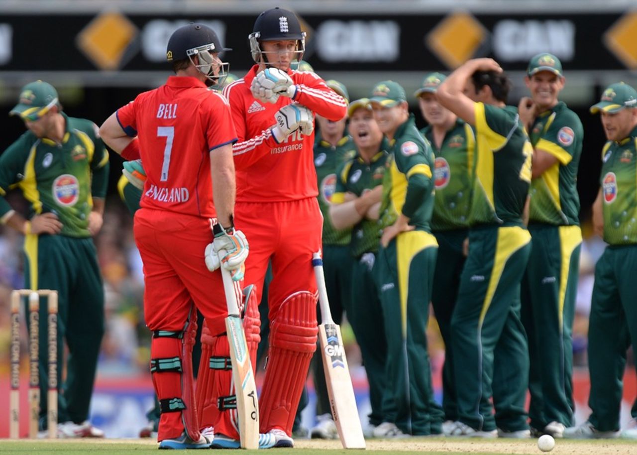 Joe Root asks for a review, Australia v England, 2nd ODI, Gabba, January 17, 2014