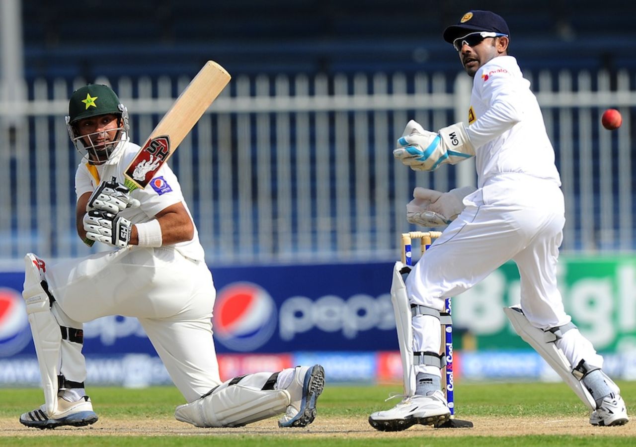 Khurram Manzoor sweeps behind square, Pakistan v Sri Lanka, 3rd Test, Sharjah, 3rd day, January 18, 2014