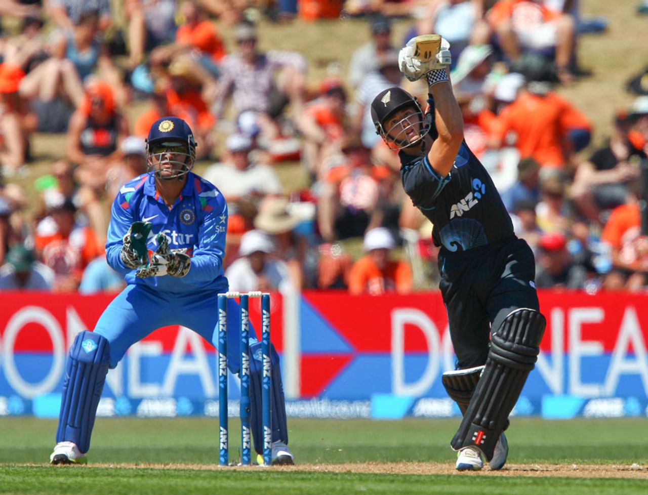 Kane Williamson goes over the top, New Zealand v India, 1st ODI, Napier, January 19, 2014