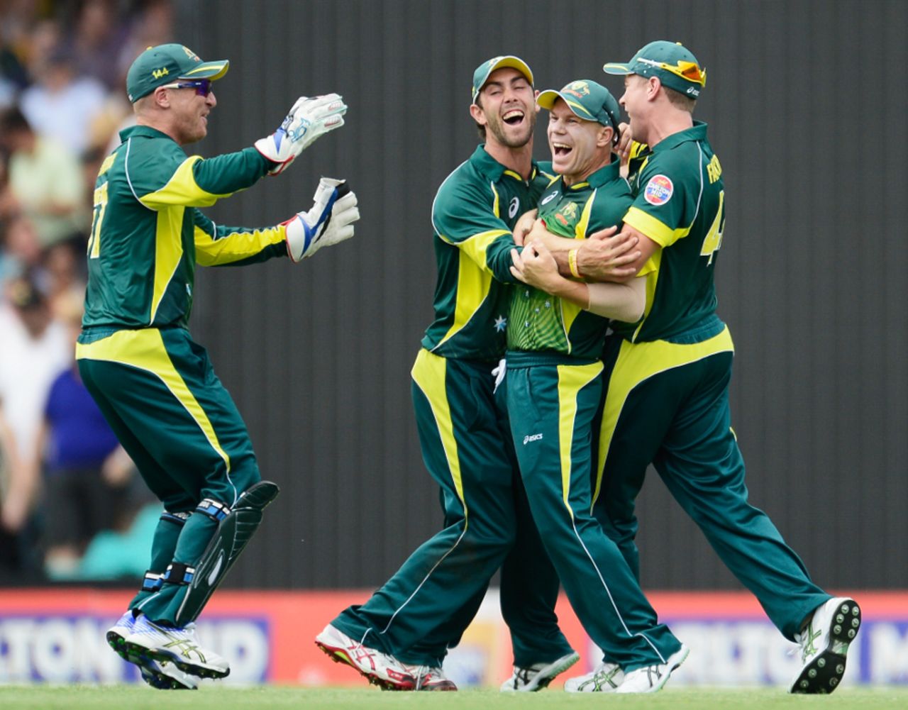 Australia celebrate with David Warner after his direct hit, Australia v England, 3rd ODI, Sydney, January 19, 2014