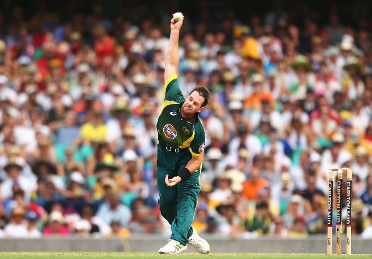 Daniel Christian sends down his slow cutters, Australia v England, 3rd ODI, Sydney, January 19, 2014