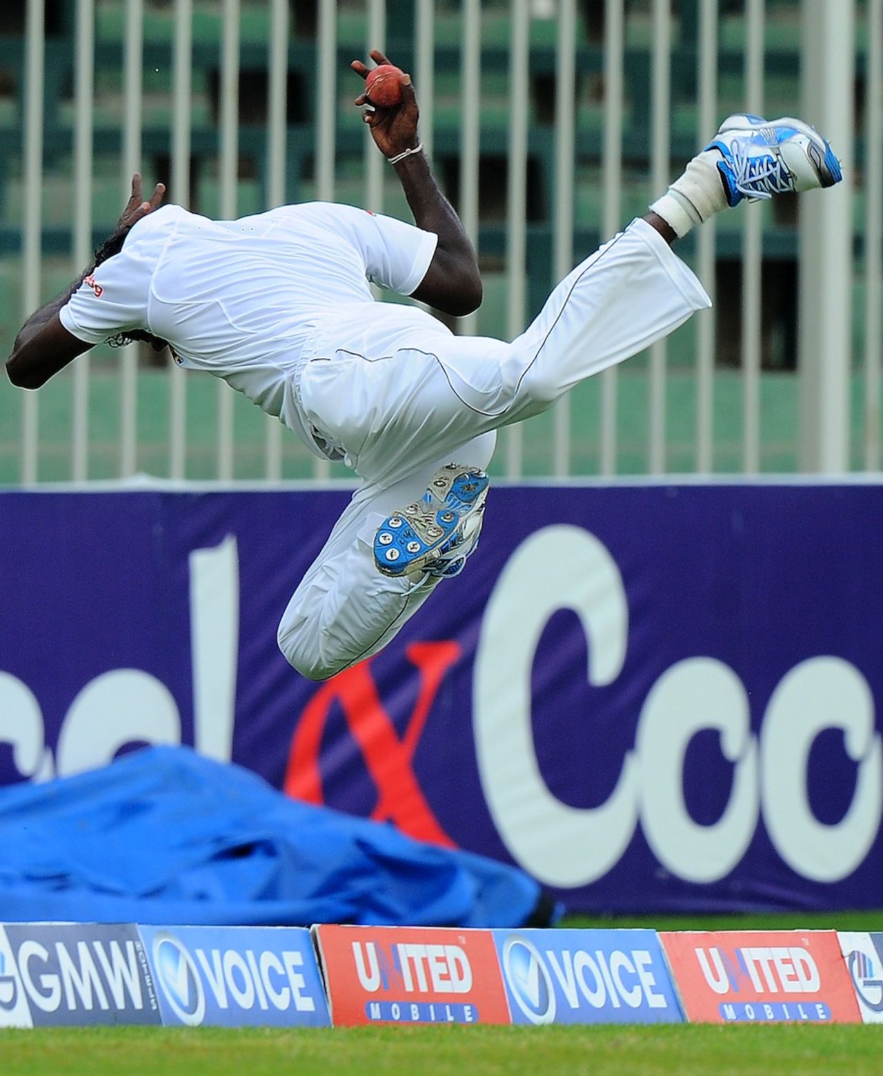 Shaminda Eranga takes a catch but throws the ball back before going over the boundary, Pakistan v Sri Lanka, 3rd Test, Sharjah, 4th day, January 19, 2014