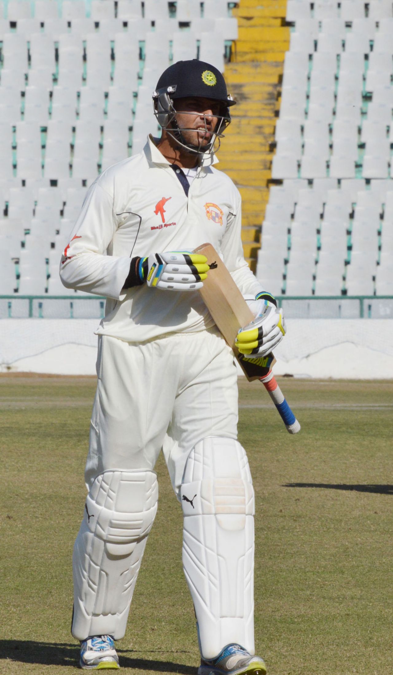 Yuvraj Singh walks back for 42, Punjab v Karnataka, Ranji Trophy, semi-final, Mohali, 2nd day, January 19, 2014