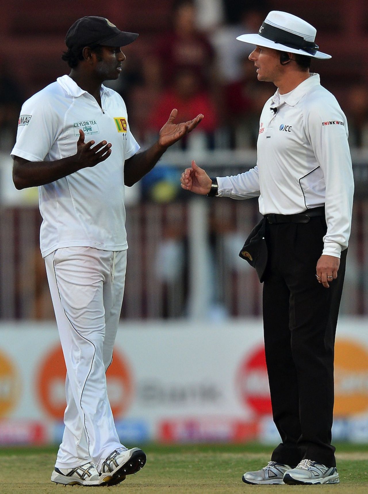 A worried Angelo Mathews has a word with Richard Kettleborough, Pakistan v Sri Lanka, 3rd Test, Sharjah, 5th day, January 20, 2014
