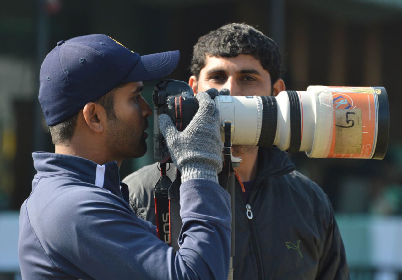 Vinay Kumar gets behind the camera, Punjab v Karnataka, Ranji Trophy, semi-final, Mohali, 3rd day, January 20, 2014