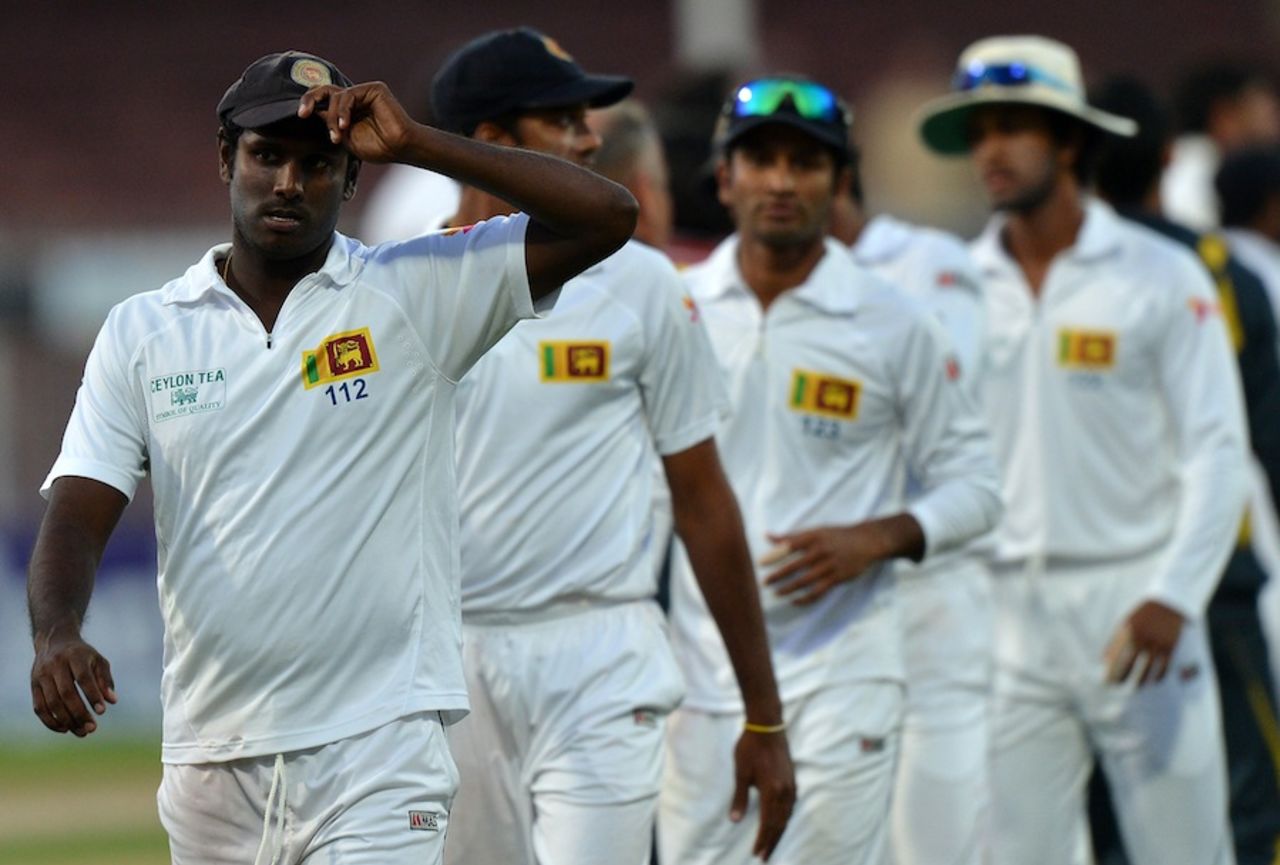 A dejected Sri Lanka team walks back after losing the Test, Pakistan v Sri Lanka, 3rd Test, Sharjah, 5th day, January 20, 2014