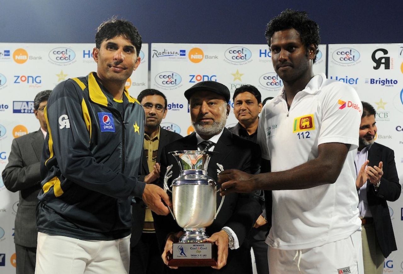 Angleo Mathews and Misbah-ul-Haq after sharing the series 1-1, Pakistan v Sri Lanka, 3rd Test, Sharjah, 5th day, January 20, 2014