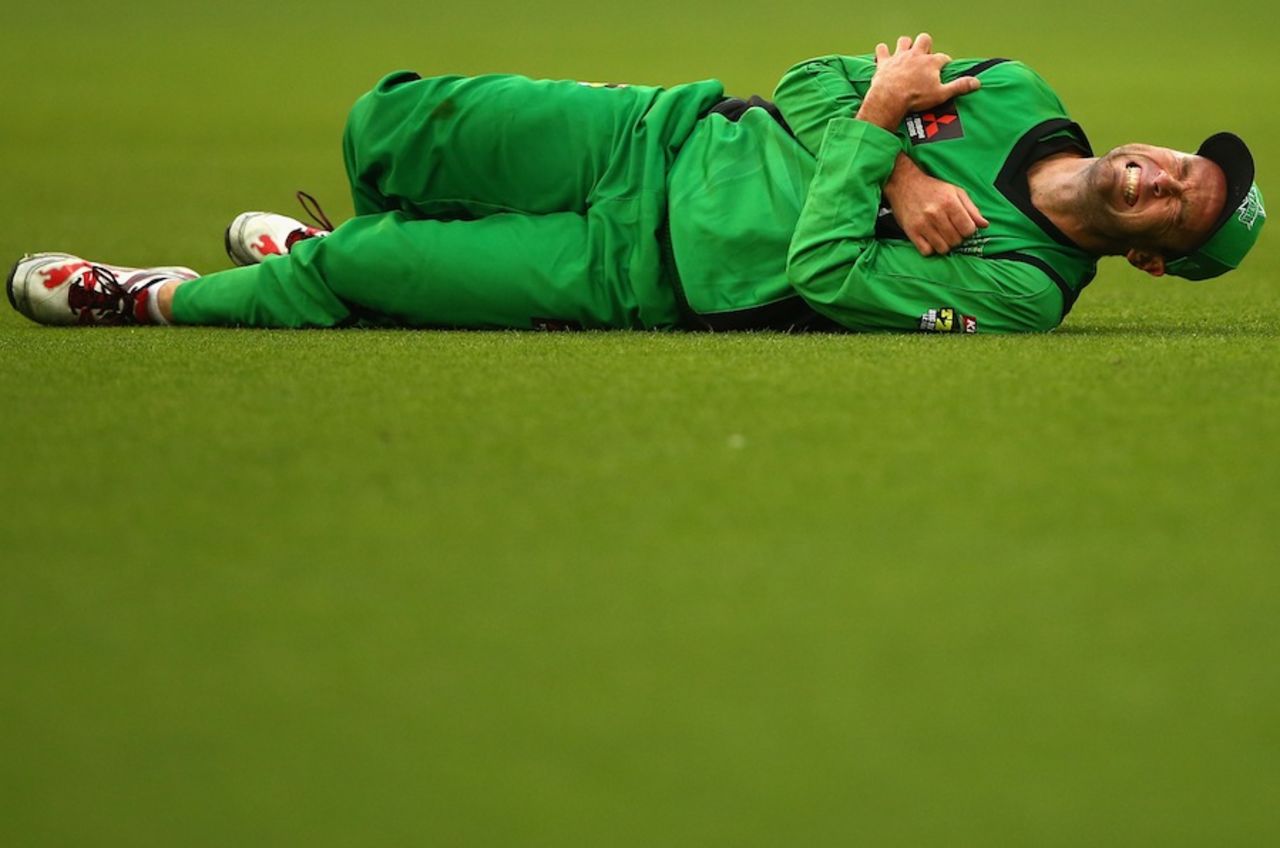 Rob Quiney writhes in pain after diving for a catch, Melbourne Stars v Hobart Hurricanes, Big Bash League, Melbourne, January 21, 2014