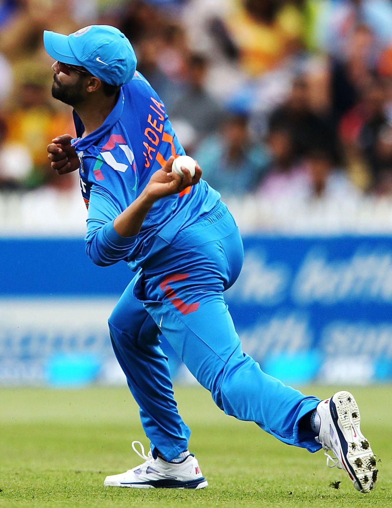 Ravindra Jadeja gets ready to fire in a throw, New Zealand v India, 2nd ODI, Hamilton, January 22, 2014