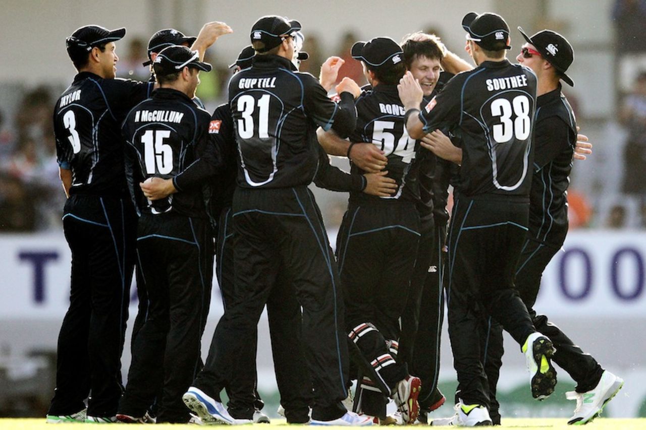 Hamish Bennett is mobbed by team-mates, New Zealand v India, 3rd ODI, Auckland, January 25, 2014