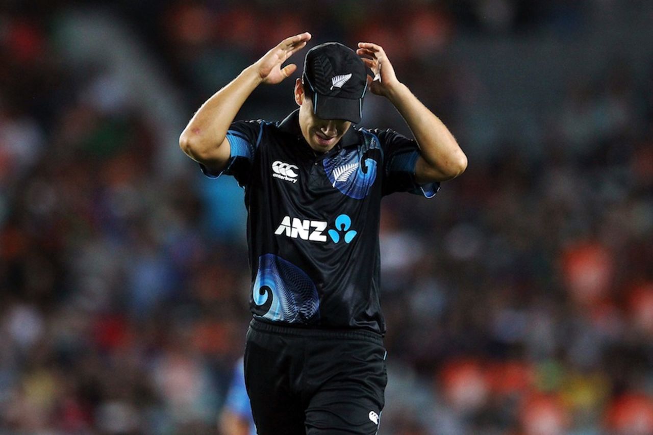 Ross Taylor is dejected towards the end of the match, New Zealand v India, 3rd ODI, Auckland, January 25, 2014