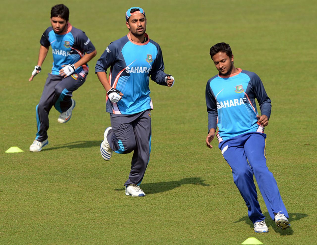 Mominul Haque, Tamim Iqbal and Shakib Al Hasan sprint during Bangladesh's training session, Dhaka, January 25, 2014