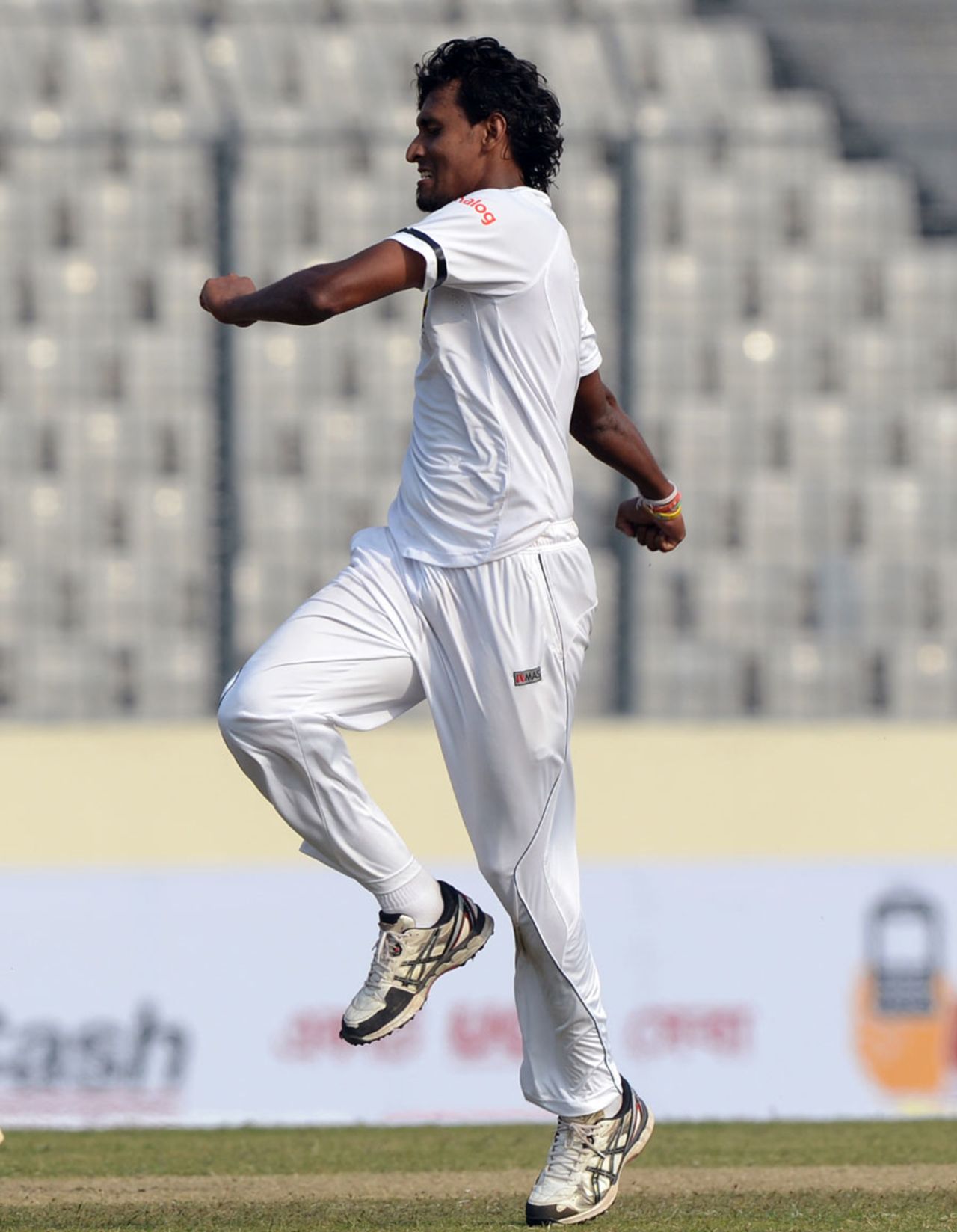 Suranga Lakmal exults after a wicket, Bangladesh v Sri Lanka, 1st Test, Mirpur, 1st day, January 27, 2014