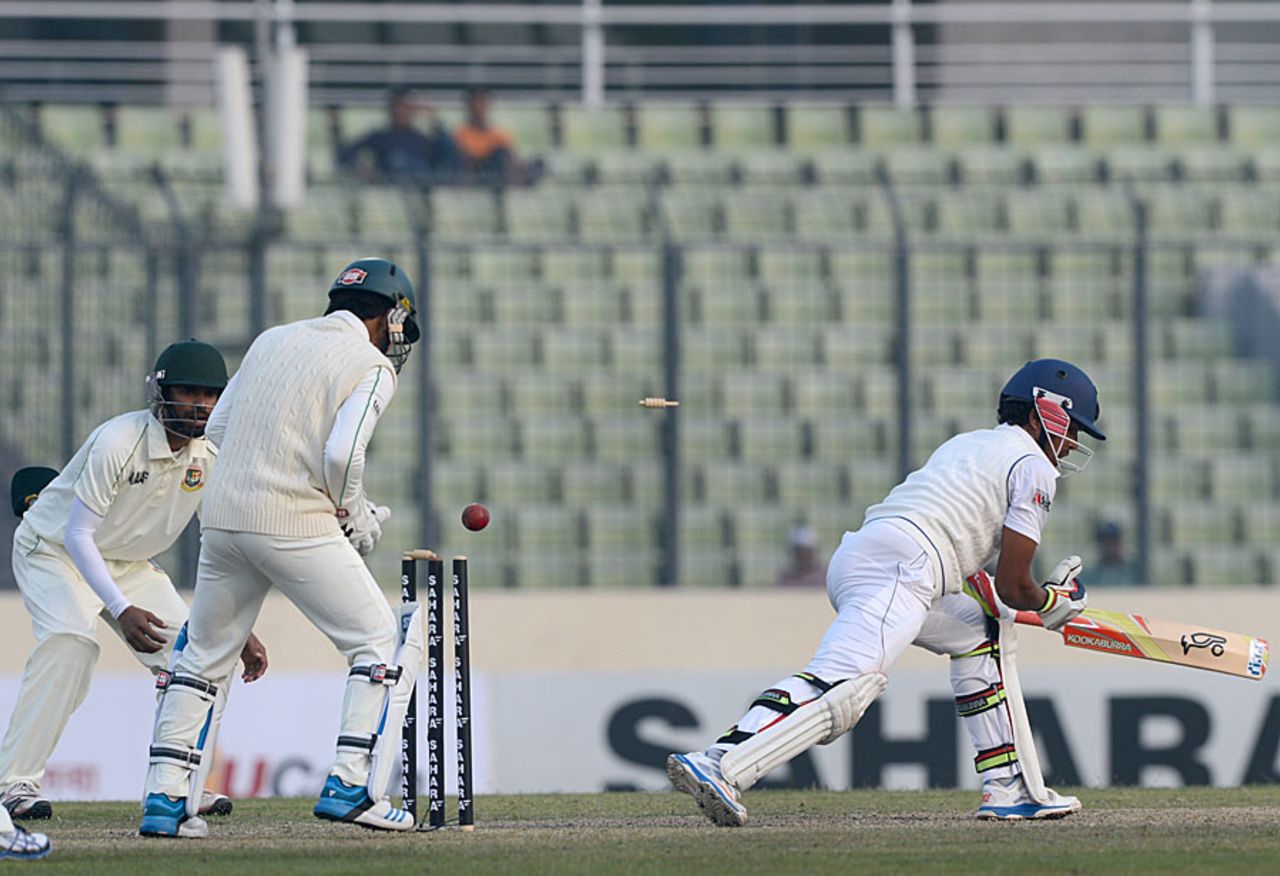 Dinesh Chandimal is bowled by Shakib Al Hasan, Bangladesh v Sri Lanka, 1st Test, Mirpur, 2nd day, January 28, 2014