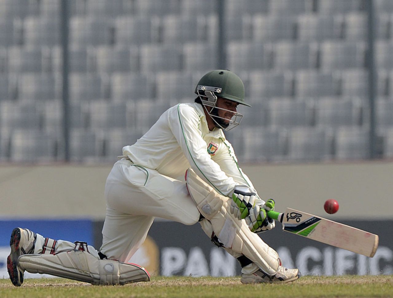 Mominul Haque sweeps during his half-century, Bangladesh v Sri Lanka, 1st Test, Mirpur, 4th day, January 30, 2014