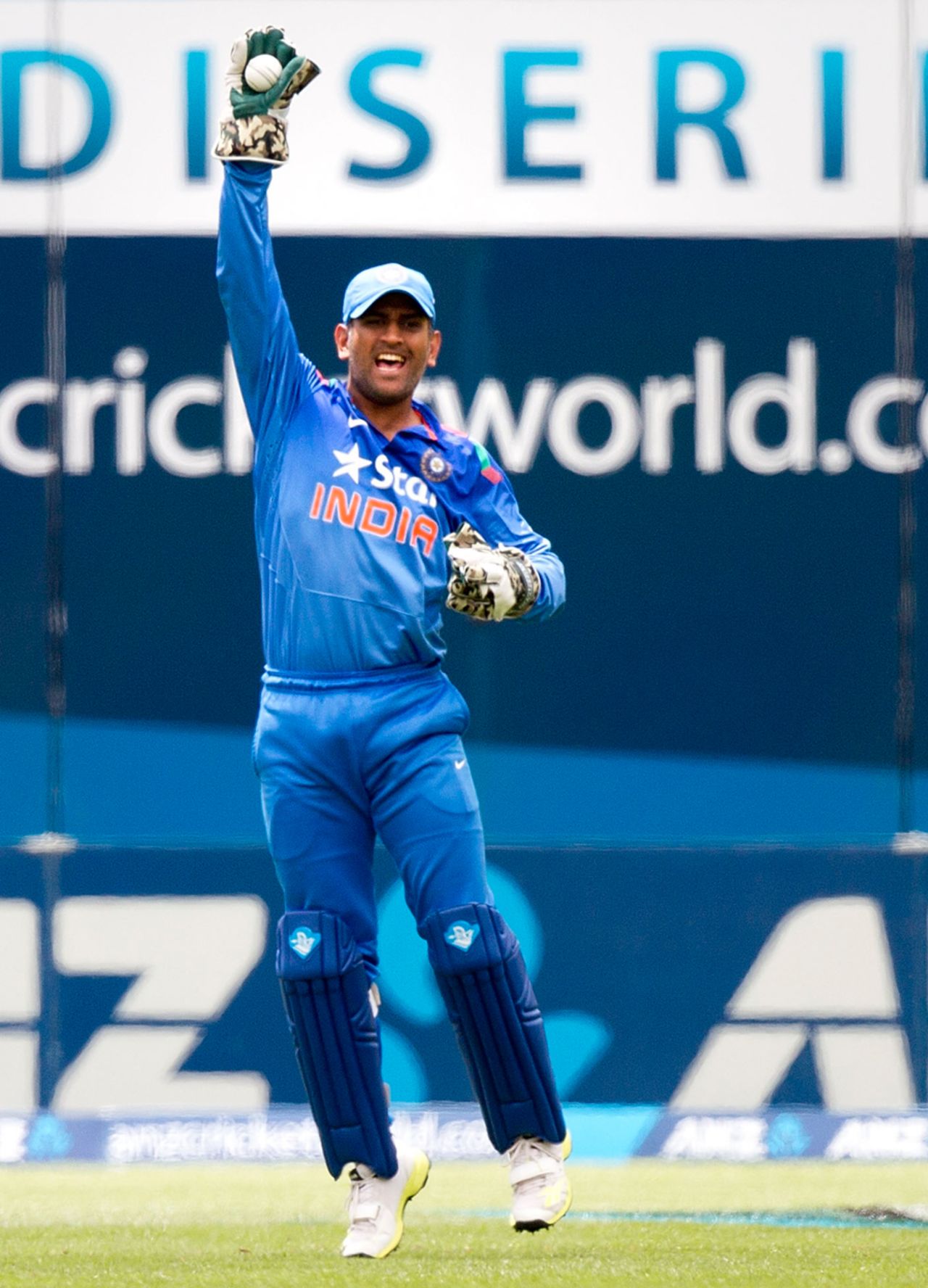 MS Dhoni appeals behind the wicket, New Zealand v India, 5th ODI, Wellington, January 31, 2014
