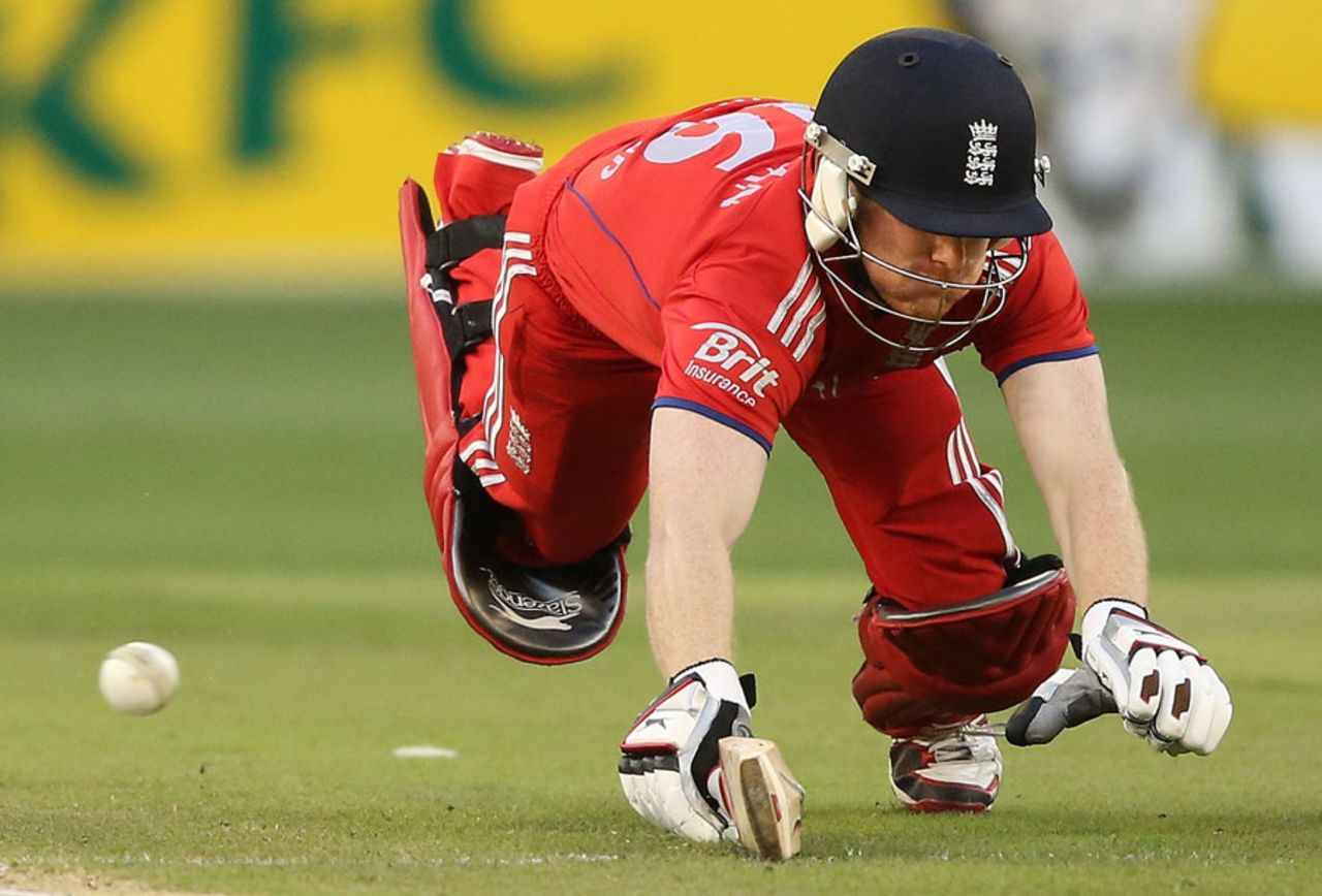 Eoin Morgan appeared to make his ground with a dive but his bat was in the air, Australia v England, 2nd T20, Melbourne, January 31, 2014