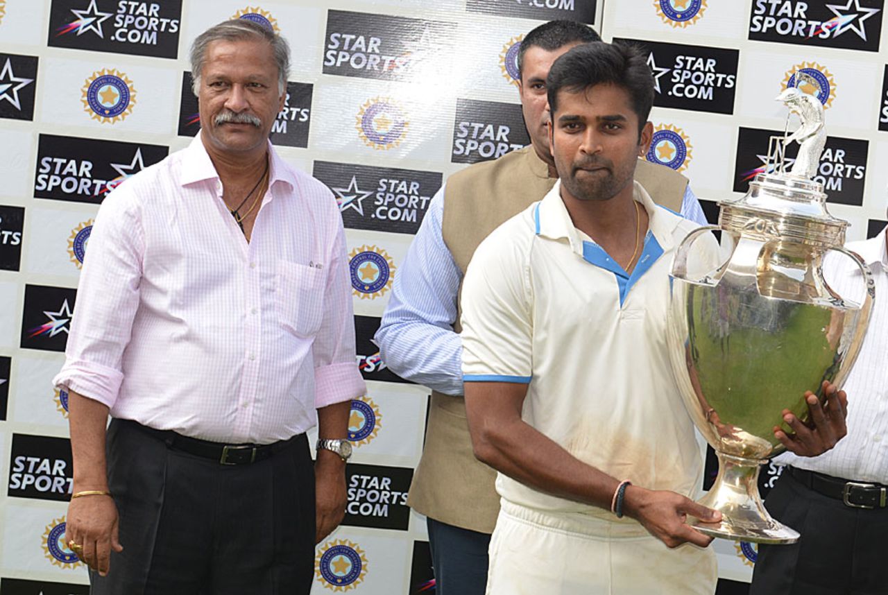 Karnataka captain Vinay Kumar holds the Ranji Trophy, Karnataka v Maharashtra, Ranji Trophy 2013-14, final, 5th day, Hyderabad, February 2, 2014