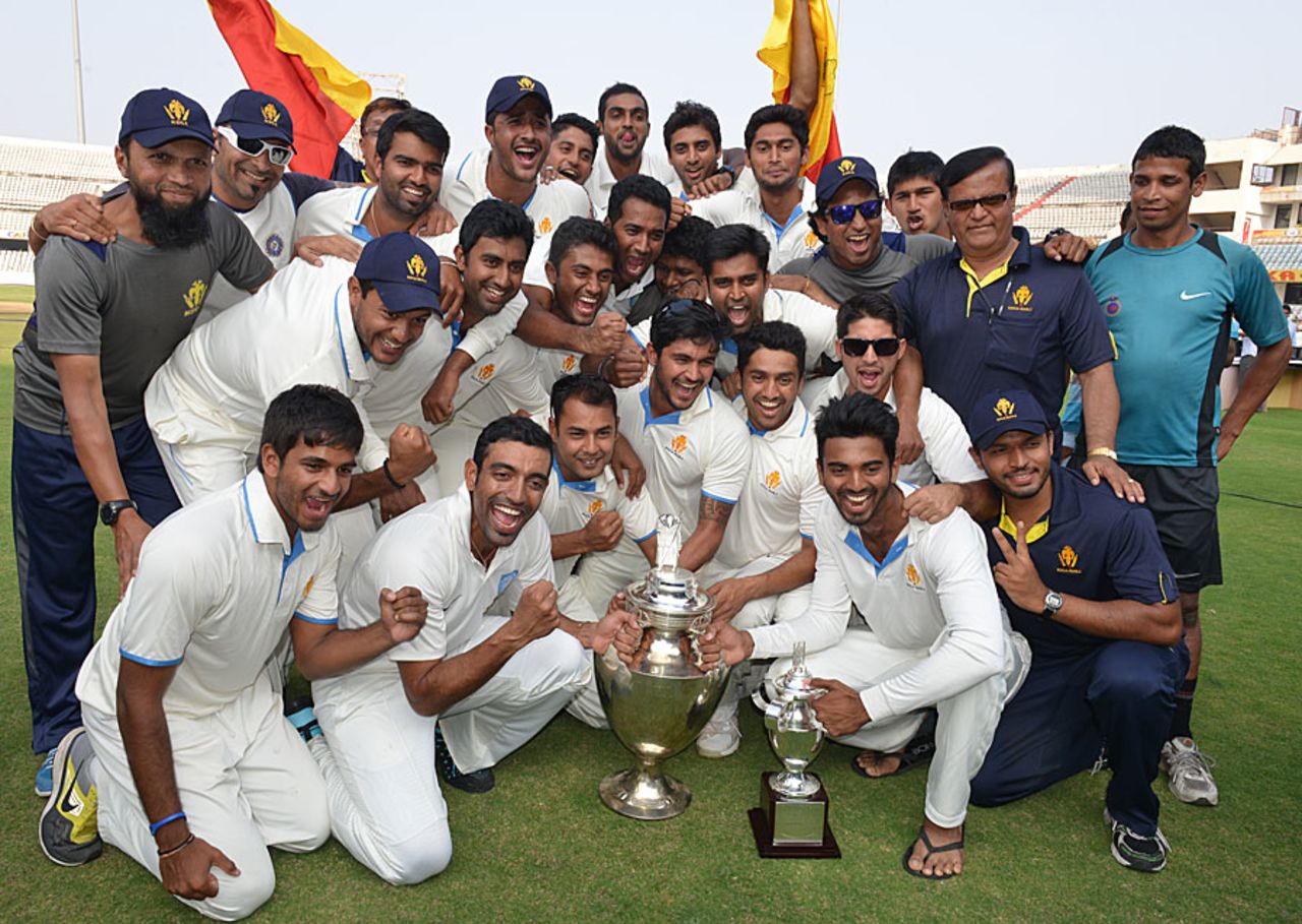 Karnataka celebrate their seventh Ranji Trophy title, Karnataka v Maharashtra, Ranji Trophy 2013-14, final, 5th day, Hyderabad, February 2, 2014