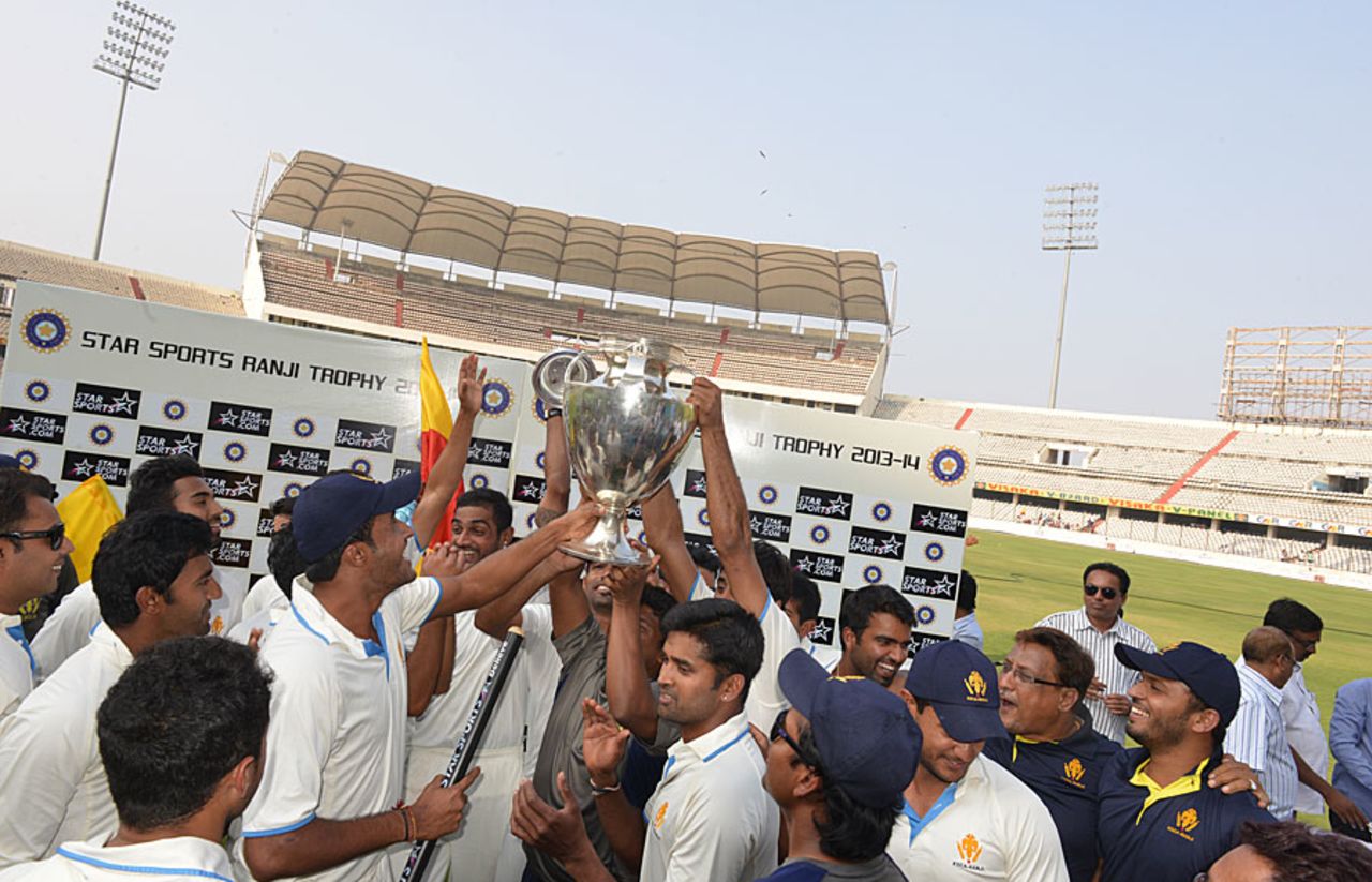 Karnataka players get their hands on the Ranji silverware, Karnataka v Maharashtra, Ranji Trophy 2013-14, final, 5th day, Hyderabad, February 2, 2014