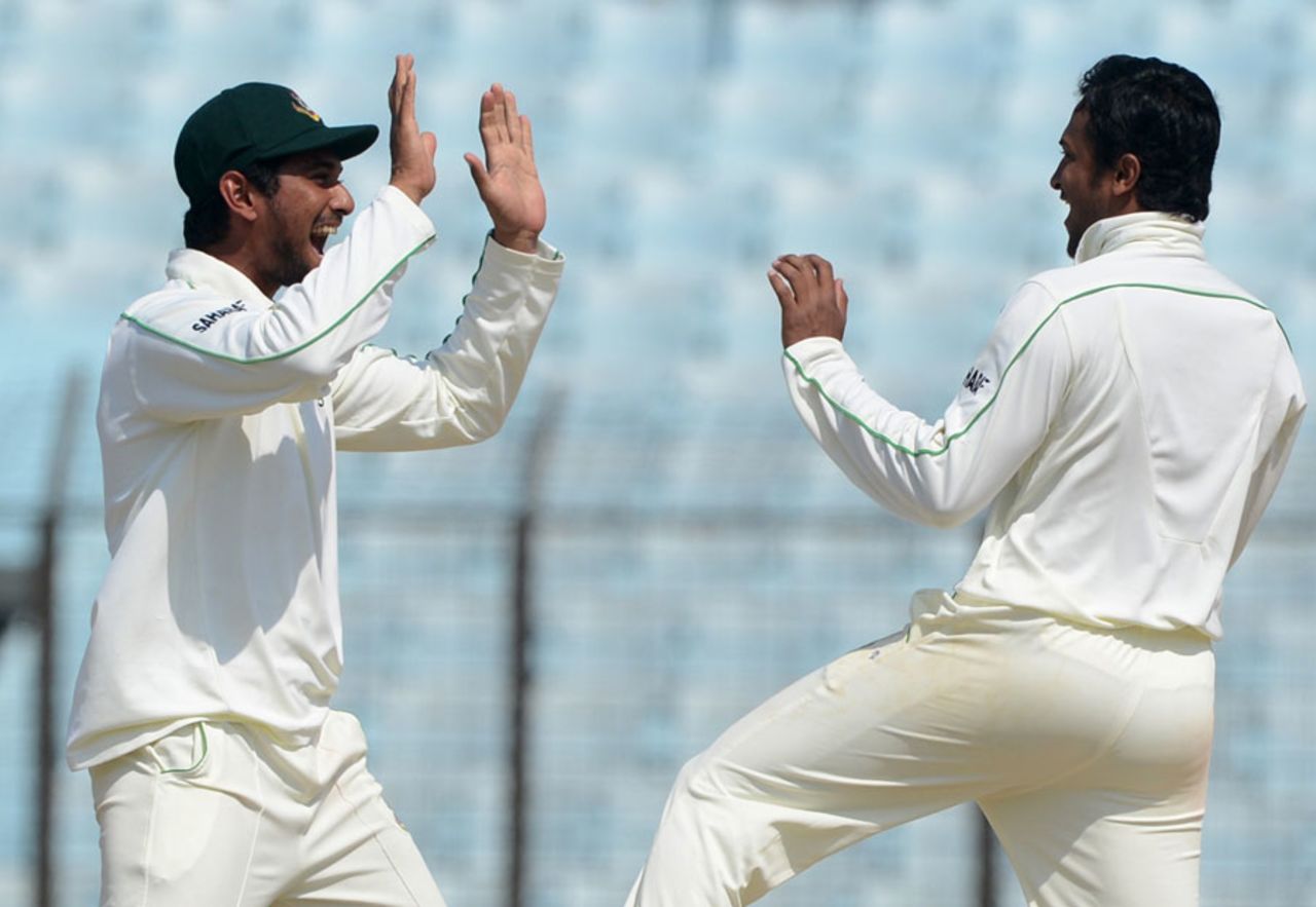 Mahmudullah and Shakib Al Hasan celebrate Mahela Jayawardene's dismissal, Bangladesh v Sri Lanka, 2nd Test, Chittagong, 4th day, February 7, 2014