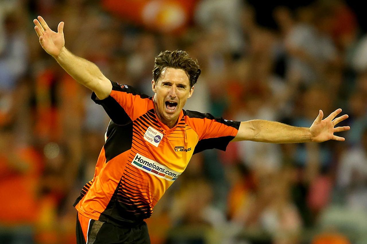 Brad Hogg finished with figures of 2 for 17, Perth Scorchers v Hobart Hurricanes, Big Bash League, Final, Perth, February 7, 2014