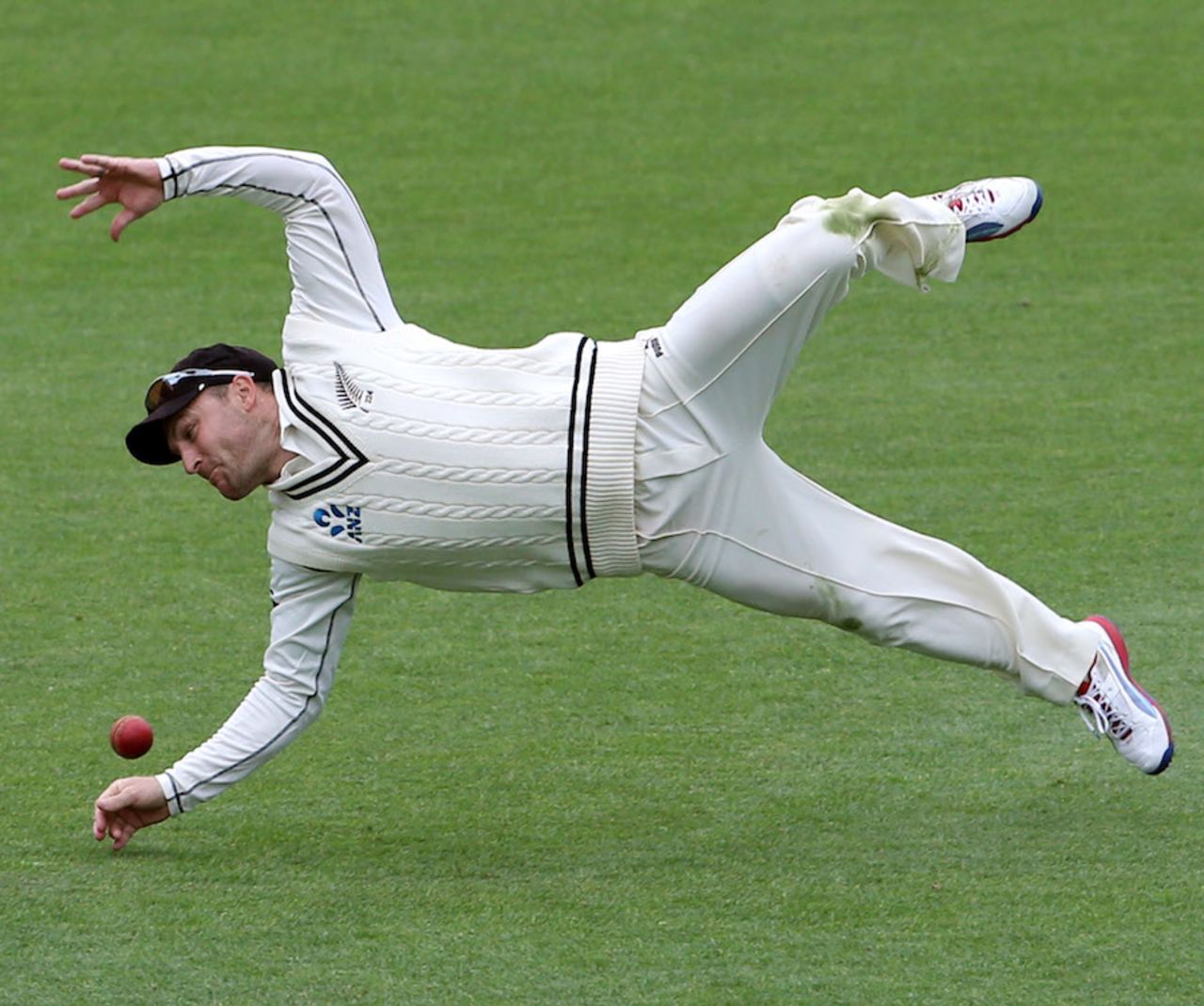 Brendon McCullum flings himself on the field, New Zealand v India, 1st Test, Auckland, 2nd day, February 7, 2014