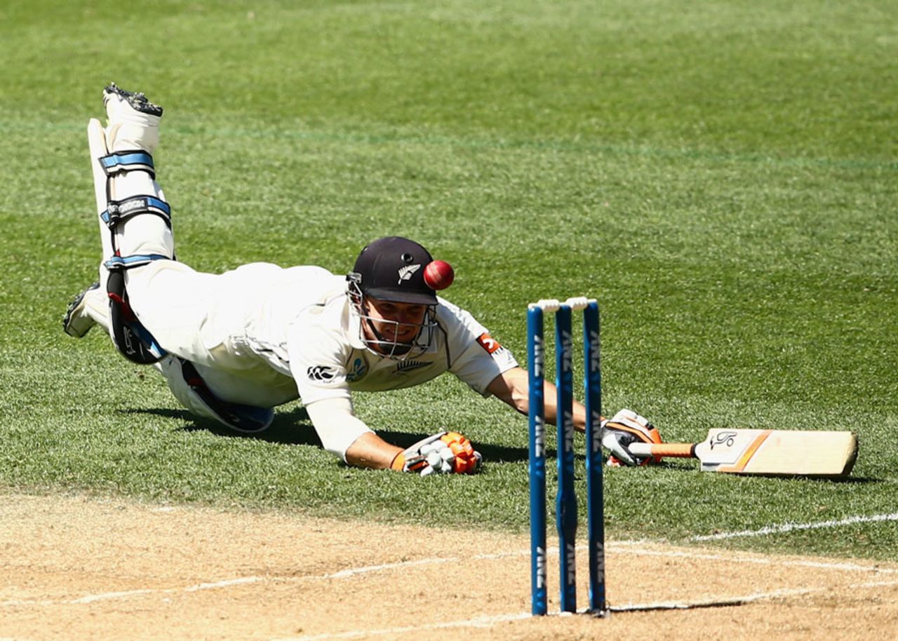BJ Watling dives into his crease, New Zealand v India, 1st Test, Auckland, 3rd day, February 8, 2014