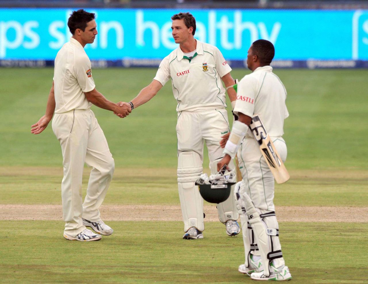 Dale Steyn congratulates Mitchell Johnson on Australia's victory, South Africa v Australia, 1st Test, Johannesburg, 5th day, March 2, 2009