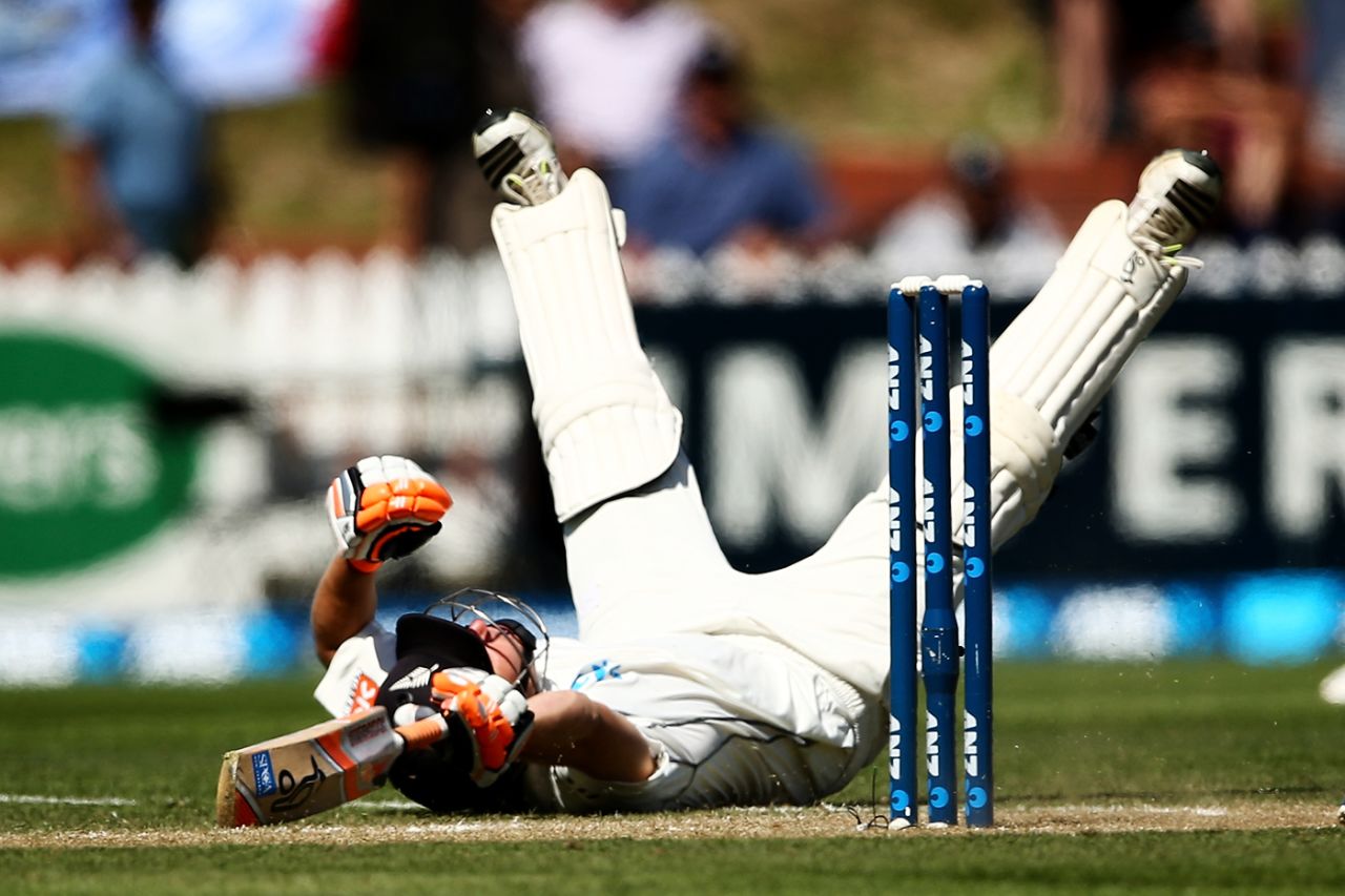 BJ Walting throws in a dive to get back into the crease, New Zealand v India, 2nd Test, 3rd day, Wellington, February 16, 2014