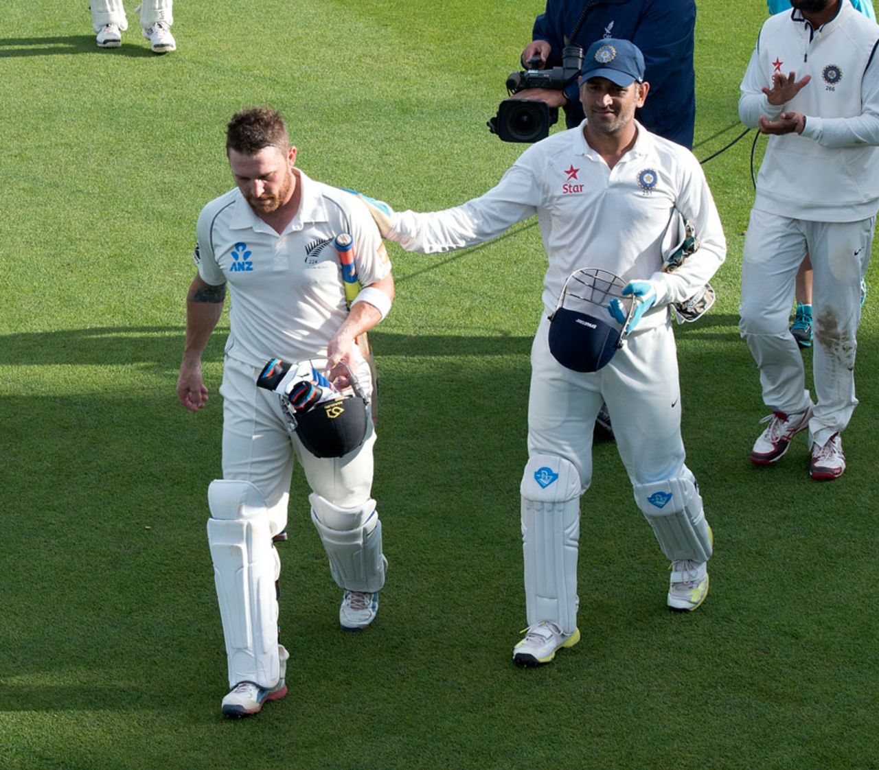 MS Dhoni applauds Brendon McCullum's mammoth effort, 4th day, Wellington, February 17, 2014