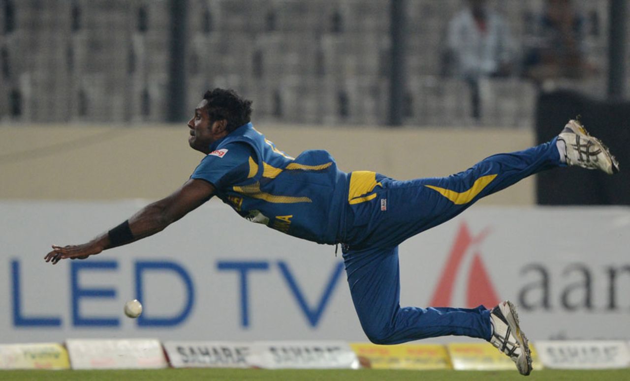 Angelo Mathews dives to stop a boundary, Bangladesh v Sri Lanka, 1st ODI, Mirpur, February 17, 2014