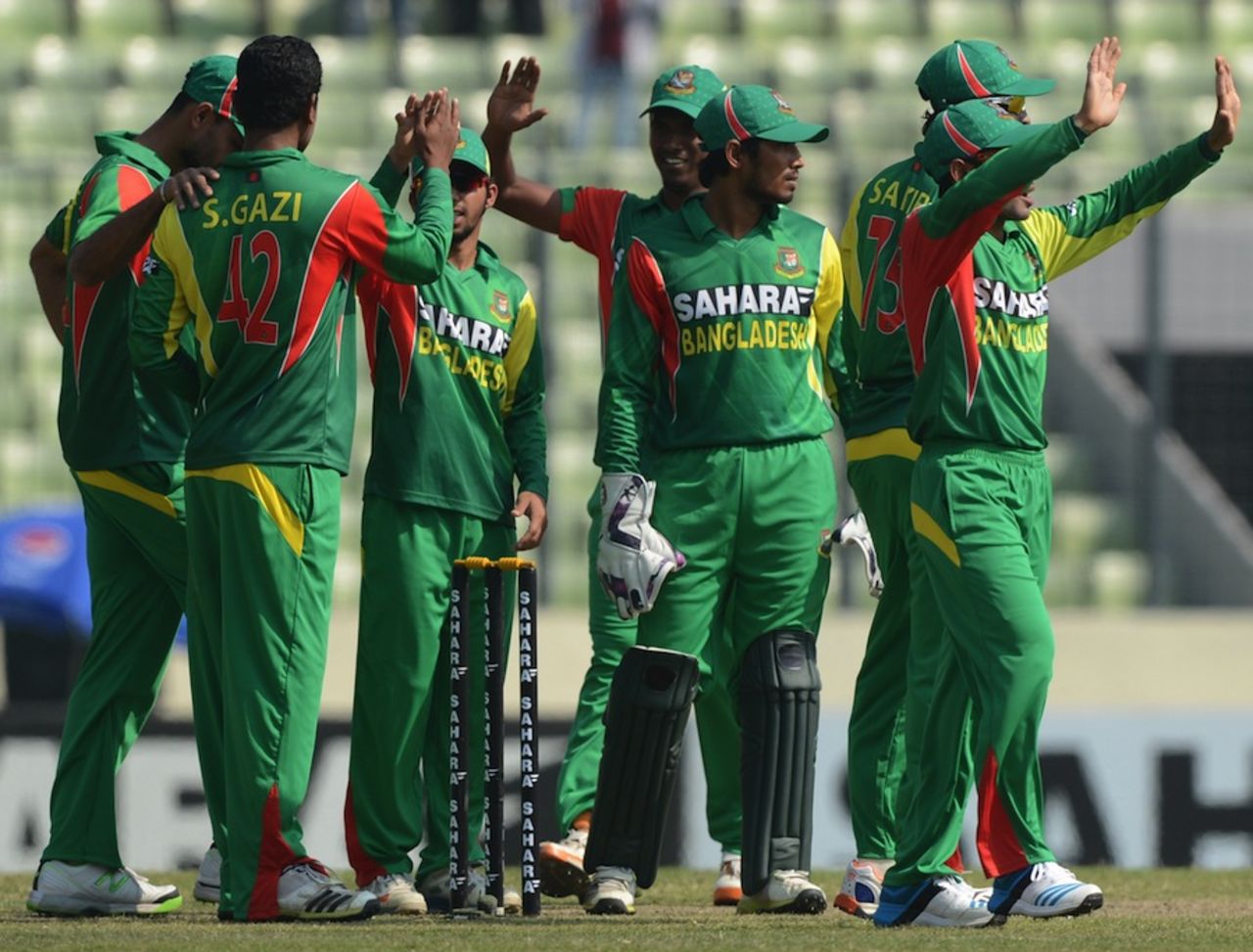 Bangladesh celebrate the fall of Dinesh Chandimal, Bangladesh v Sri Lanka, 2nd ODI, Mirpur, February 20, 2014